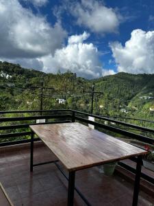 En generel udsigt til bjerge eller udsigt til bjerge taget fra lejligheden