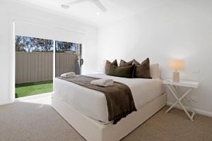 Кровать или кровати в номере The Whitehaus - Contemporary Calm Modern Design