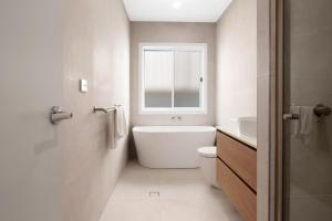 Ванная комната в The Whitehaus - Contemporary Calm Modern Design