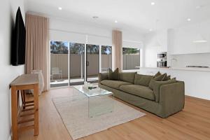 Телевизор и/или развлекательный центр в The Whitehaus - Contemporary Calm Modern Design