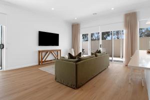 Телевизор и/или развлекательный центр в The Whitehaus - Contemporary Calm Modern Design +18 фотографий