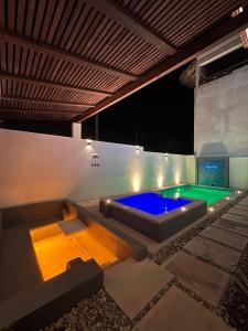 uma piscina no meio de um quintal à noite em Casa ola Rinconada Piscina Starlink 5 min caminando a bahía Carrizalillo em Puerto Escondido