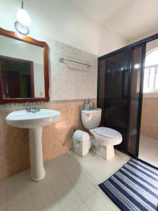 um banheiro com pia, vaso sanitário e chuveiro em Casa ola Rinconada Piscina Starlink 5 min caminando a bahía Carrizalillo em Puerto Escondido