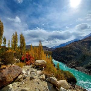 Saspul GömpaMoljoks Heritage House的享有山脉的河景