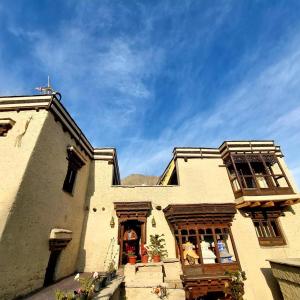 Saspul GömpaMoljoks Heritage House的站在门廊上的建筑物