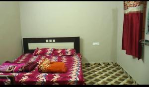 En eller flere senge i et værelse på Kisori ju krupa dham