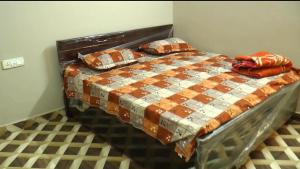 En eller flere senge i et værelse på Kisori ju krupa dham