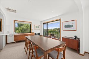 Port WillungaにあるPort of Call - Port Willunga - C21 SouthCoast Holidaysのテーブルと椅子のあるダイニングルーム