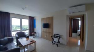 TV/trung tâm giải trí tại Wing Hotel Kualanamu Airport