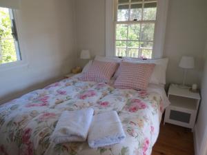 een bed met twee handdoeken in een slaapkamer bij Walnut Cottage via Leongatha in Leongatha