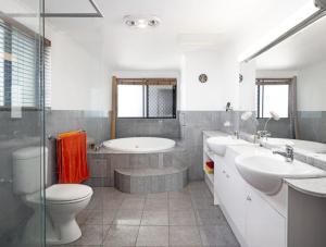 Et badeværelse på Marine Apartments Redcliffe + 10 billeder