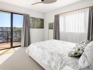 En eller flere senge i et værelse på Marine Apartments Redcliffe