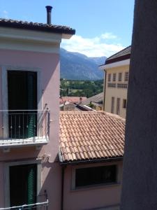 Pratola PelignaにあるAppartamento Il Corsoの建物のバルコニーからの眺め
