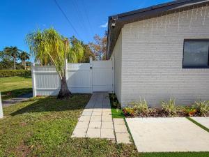 a house with a white fence and a sidewalk at King Comfort Suite Kitchen Wi-Fi Parking in Pembrook Pines