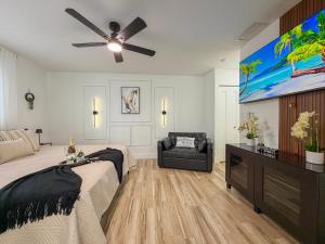 a bedroom with a bed and a flat screen tv at King Comfort Suite Kitchen Wi-Fi Parking in Pembrook Pines