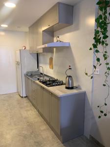 a kitchen with a stove and a refrigerator at Sobradinho Riviera, 3 Quadras do Mar - COM AR CONDICIONADO no quarto in Matinhos