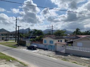 a car parked on the side of a street at Sobradinho Riviera, 3 Quadras do Mar - COM AR CONDICIONADO no quarto in Matinhos