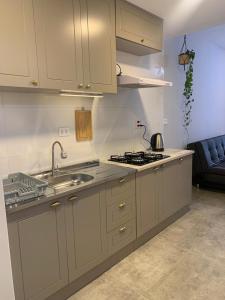 a kitchen with a sink and a stove at Sobradinho Riviera, 3 Quadras do Mar - COM AR CONDICIONADO no quarto in Matinhos +11 photos