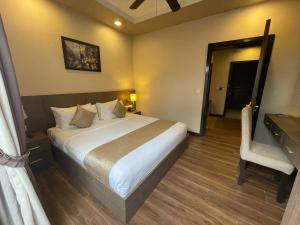 Ένα ή περισσότερα κρεβάτια σε δωμάτιο στο Clover Hotel