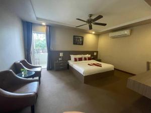 Ένα ή περισσότερα κρεβάτια σε δωμάτιο στο Clover Hotel