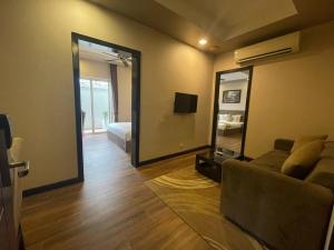 Μια τηλεόραση ή/και κέντρο ψυχαγωγίας στο Clover Hotel