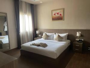 Ένα ή περισσότερα κρεβάτια σε δωμάτιο στο Clover Hotel