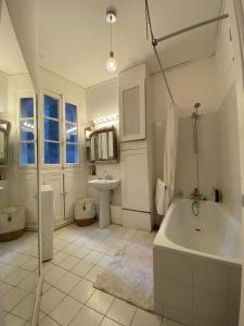 Et badeværelse på Au coeur de l'Ile Saint Louis + 25 billeder