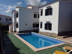 une villa avec une piscine en face d'une maison dans l'établissement Ullastres I, à Punta Grossa
