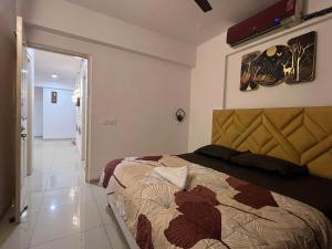 Stylish Comfort in the Heart of Dream Homes في غازي آباد: غرفة نوم بها سرير في الغرفة