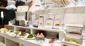 East Queen Hotel (Xi'an Beimen Metro Station) في شيان: خط بوفيه مع أطباق الطعام المعروضة +264 صورة