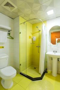 Home Inn-Qingdao Chongqing Zhong Road Licang Walking Street في Laoshan: حمام مع دش ومرحاض ومغسلة