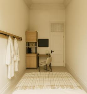 Zimmer mit einem Schreibtisch, einem Stuhl und einer Tür in der Unterkunft Commercial Hotel Boonah in Boonah