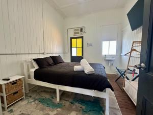 MitchellWestern Hotel的房间里有一张大床的卧室