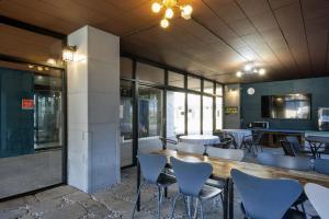 Gunsan Yes的餐厅里有一张桌子和几把椅子