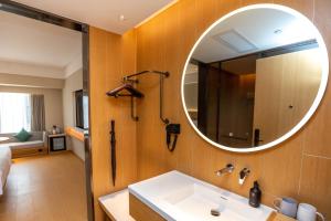 un baño con lavabo y espejo en JI Hotel Shenzhen Guangming Tianhuicheng, en Bao'an 51 fotos más