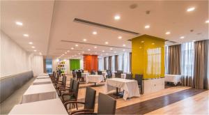 中山盛景尚峰酒店餐厅或其他用餐的地方
