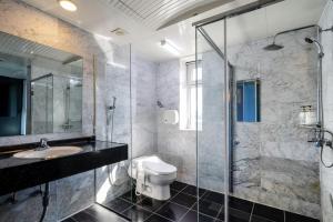 Gunsan Yes的带淋浴、马桶和水槽的浴室 更多22张照片