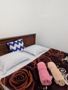 Ένα ή περισσότερα κρεβάτια σε δωμάτιο στο Rashmika Homestay