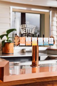 Eine Auswahl an Weinflaschen auf einem Tisch vor einem Spiegel in der Unterkunft Commercial Hotel Boonah in Boonah + 11 Fotos