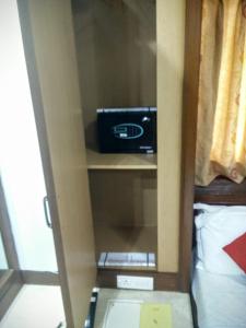TV a/nebo společenská místnost v ubytování Strand Hotel, Colaba