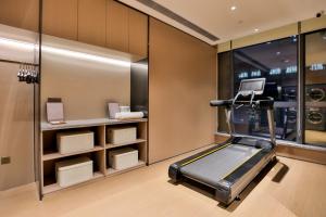 un gimnasio con cinta de correr en una habitación en JI Hotel Shenzhen Guangming Tianhuicheng, en Bao'an