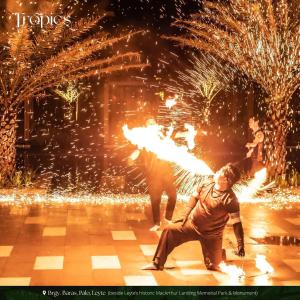 un grupo de personas bailando frente a fuegos artificiales en The Tropics at MacArthur Park, en Palo
