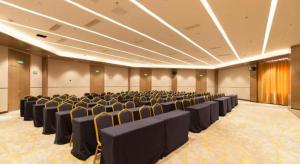 Una gran sala con filas de sillas. en Echarm Hotel Tai'an Taishan Tianwai Village Hongmen, en Tai'an