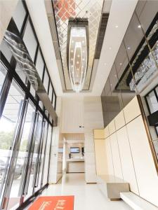 a large room with windows and a ceiling with a chandelier at City Comfort Inn Foshan Sanshui Datang in Xingrenbi