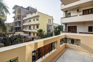 Apartamento con balcón con vistas a los edificios en Monarch Residency Gurgaon, en Gurgaon