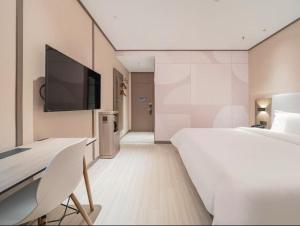 Μια τηλεόραση ή/και κέντρο ψυχαγωγίας στο Hanting Hotel Shanghai Pudong Airport Nanzhu Road