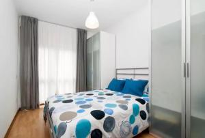 ヴィラ・ド・コンデにあるEm frente à Praia e Marinaのベッドルーム(青い枕の大型ベッド1台付)