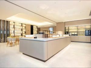 een grote keuken met een aanrecht en een eetkamer bij JI Hotel Suzhou Dushu Lake Ecological Park in Suzhou