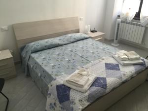 ラ・スペツィアにあるCasa Cristina e Mauroのベッドルーム1室(ベッド1台、タオル2枚付)