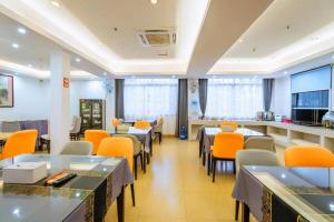 Una televisión o centro de entretenimiento en Borrman Hotel Guilin Elephant Hill Park Li Lake